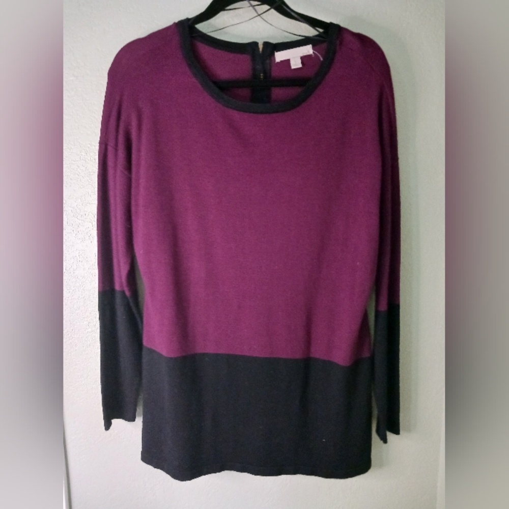 OneA sweater/shirt long-sleeved top.